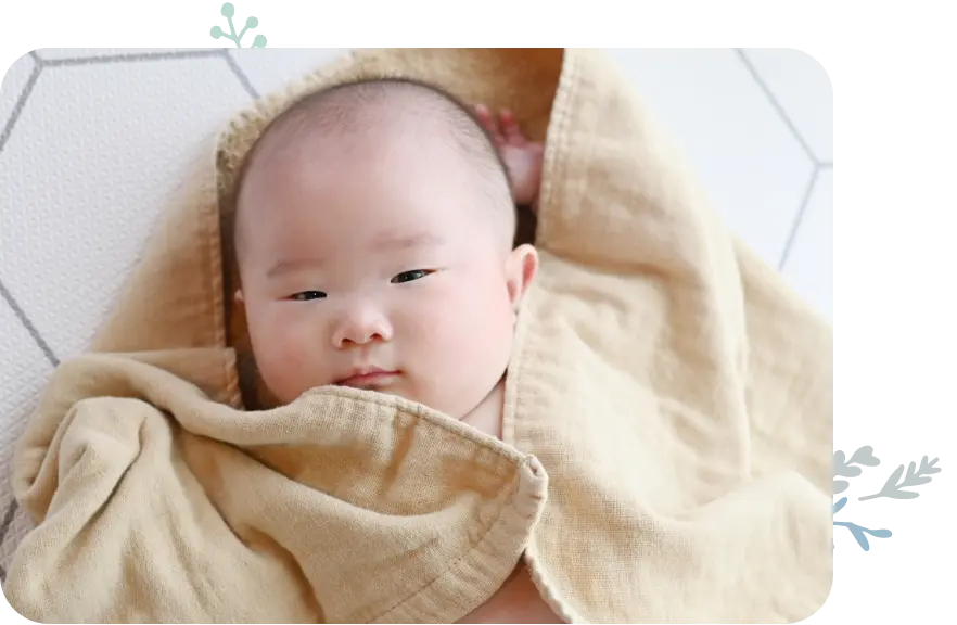 産後ケア　タオルにくるまれた赤ちゃんの写真